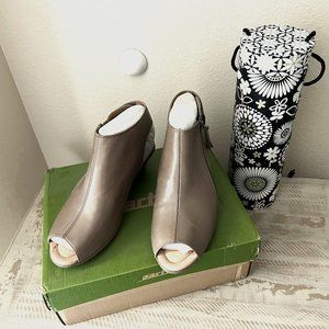 NIB EARTH KRISTY TAUPE LEATHER SANDAL - 9 WIDE